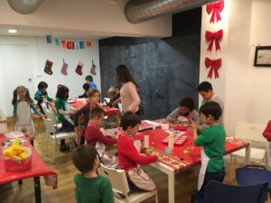 Entusiastas aprendices en el taller en inglés de christmas cookies